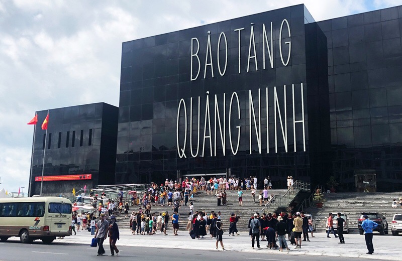 Du khách tham quan Bảo tàng Quảng Ninh